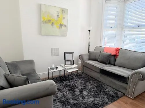 The Cosy Nest Modern - 3BR House - Sleeps 7 - Near City Centre - STARLINK Wi-fi - Image 1