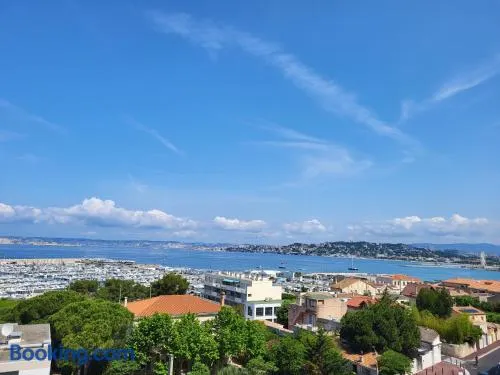 La Pointe Rouge vue mer - Image 1