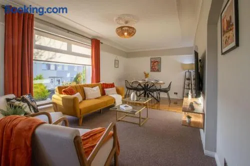 The Bridge- 3 Bedrooms in Coatbridge with Driveway - Image 1