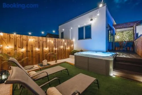Private Suite w/HotTub, 2m Arikok Park, 3 people - Image 1