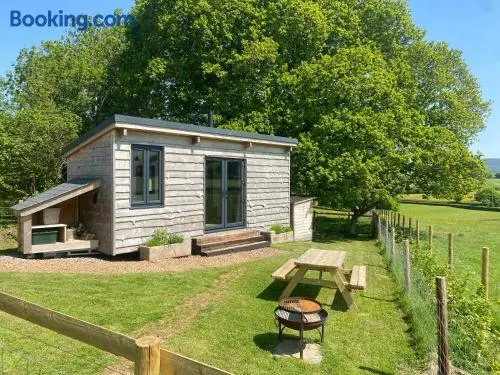 1 Bed Hut - Sleeps 4 - Pets - Parking - Image 1