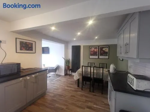 EMA, Castle Donington Circuit contractors group 4 bedrooms 7 bed house-private parking - Image 1