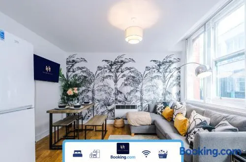 2BR Flat in Northern Quarter, Kitchen, Parking, WiFi - Image 1