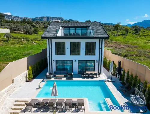 Elizabella Villa Luxury Spa Retreat in Nature with Heated Pool and Sauna - Image 1