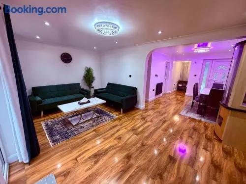 Spacious 3 Bed Home With Private Parking Close to MK Central - Image 1