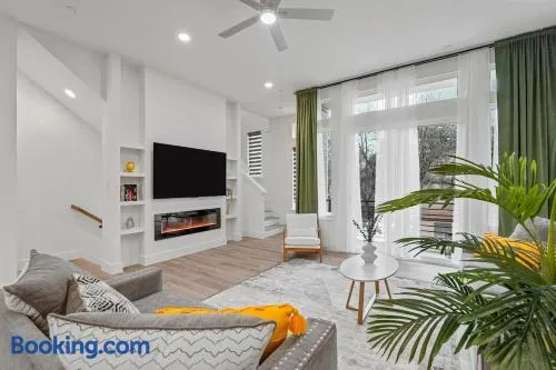 Pet-Friendly 2br L Private Baths L Stylish Stay - Image 1