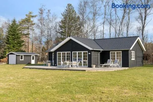 Modern Holiday Home With Large Garden Near Beach - Image 1