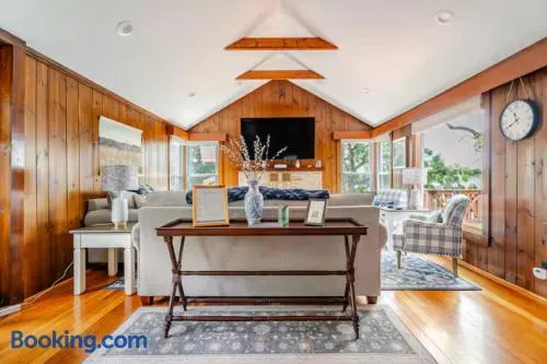Comfortable Cabin on Lake and 20 min from Ski Hill and Alpine Valley - Image 1
