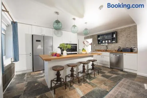 Sennen Sands- Free Parking - Free WiFi - Self Check In - Close to Beach - Pets Welcome - Image 1