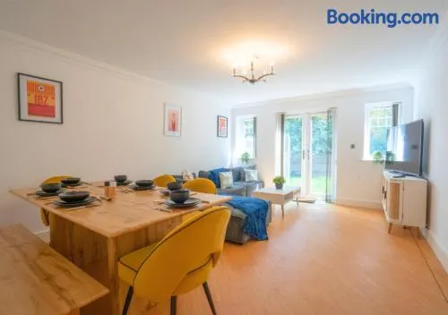 Modern 10BR Retreat Sleeps 16plus nr HS2 NEC BHX - Image 1