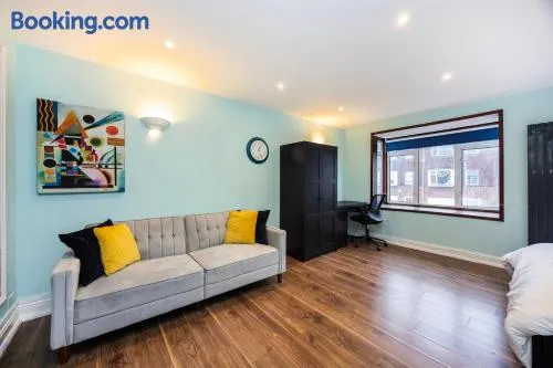 Private Garden & Parking, Suite & Rooms Thamesmead - Image 1