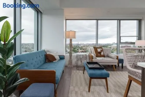 High Rise Retreat w City Skyline Views Shared Gym - Image 1