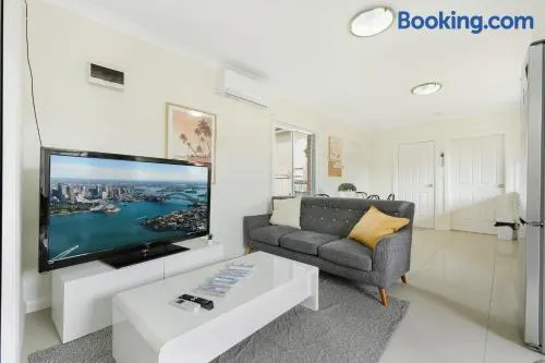 Bright 2BR North Ryde Near Metro & Macquarie - Image 1