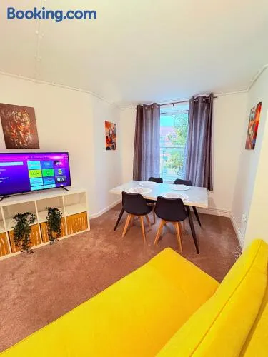 LUXURY 3 BED FLAT for 8 people close to Chelsea Stadium 5 min from the main station - Image 1