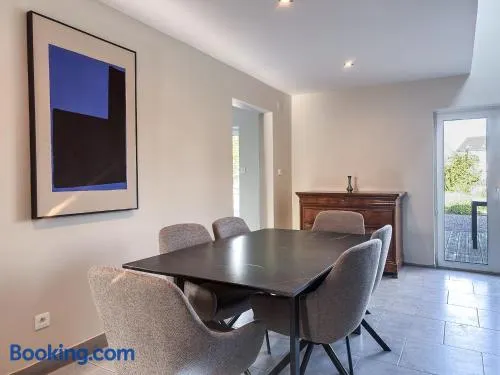 Maison contemporaine de 150 m2 avec garage privé et terrasse ensoleillée - Image 1