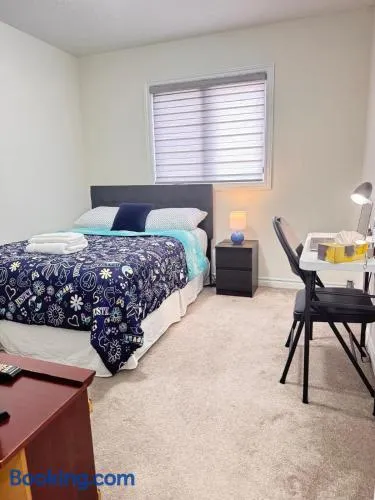 Nice Cozy Room in Thorold, close to Niagara Falls - Image 1