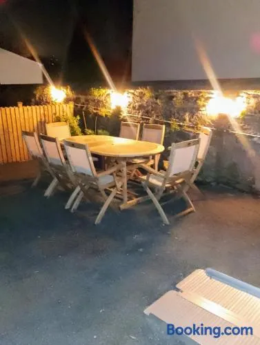 Substantial 5 bedroom townhouse with disabled access apartment, private off road parking space with EV point from 15th April 26, jaccuzi bath, Netflix and Wifi, near Argyle, boutique shops eateries and pubs - Image 1
