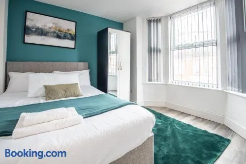 Contractor-Friendly 2Bed Apartment, Near City Centre, Sleeps 4 with Free Parking - Image 1