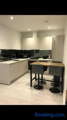 Central Camberley Apartment - Parking - Garden - Image 1