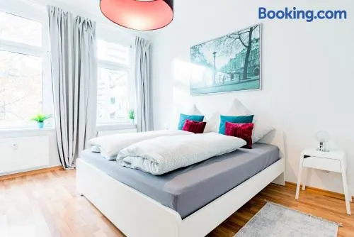 Helle Wohnung mit Balkon & moderner Küche - ideal für Paare mit Kind - Image 1