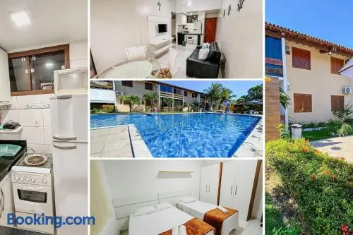 Flat com 1 quarto com ar split, sala e cozinha completa, No condomínio Portal do Atlântico a 100m praia de Taperapuã (Barraca do Gaúcho) , portaria 24hrs, piscina. - Image 1