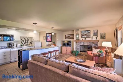 Bend Condo w/ Deck, Resort-Style Amenities & Views - Image 1