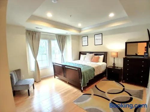 Luxury & Jolly Private Room in DC - Image 1