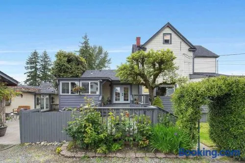 Spacious Retreat with guest house, game room, parking in N Tacoma - Image 1