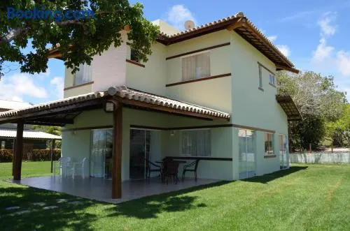 Casa paraíso em Guarajuba, 4 suítes, próximo à praia - Image 1