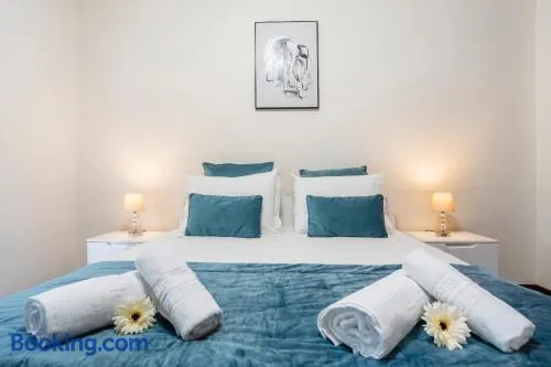 Charming Apartment in Funchal with Balcony and View - Image 1