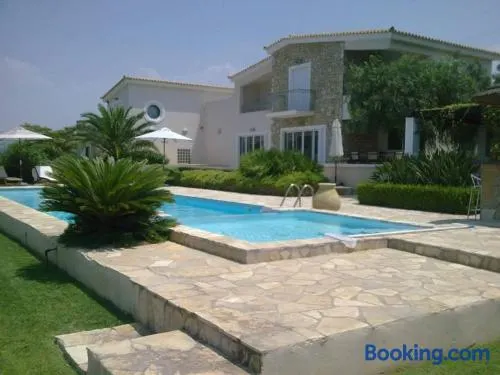 Villa entièrement équipée avec piscine privée, jacuzzi et barbecue | Vue ville | Avec animaux acceptés - Image 1