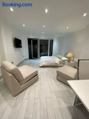 Semi-Private Suite with Garden and free parking - Image 1