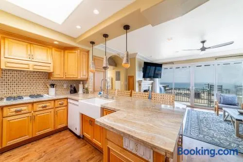 Ocean View Penthouse 2 Bdrm 2 Bath w garage 2 Blocks to sand - Image 1