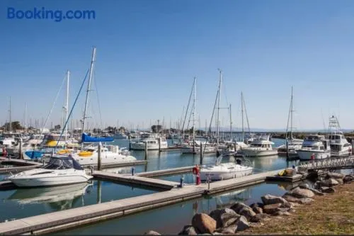 Scarborough Stays - Sleeps 8 by the Beachside - Image 1