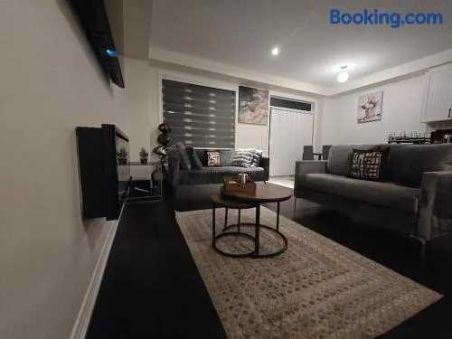 Elegant 3br Kleinburg Townhouse Free Parking Wifi Full Kitchen Laundry Near Canadas Wonderland - Image 1