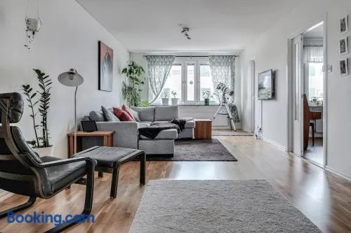 Close to City and Airport - Shared room in family apartment - Image 1