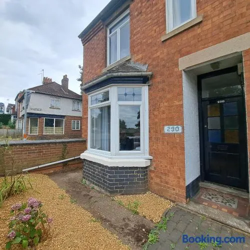 Huge 4 bed in the heart of Kettering - Image 1