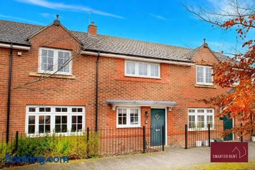 Bracknell 2 Bedroom House Garden Parking - Image 1