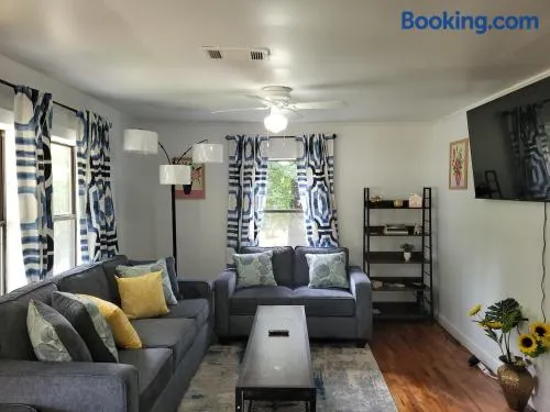 Attractive 2 Bedroom Home in Grove Hill - Image 1