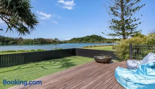 Merlin - Luxury Riverfront Escape, Walk to Beach - Image 1