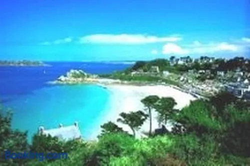 T2 proche centre et plage perros guirec - Image 1
