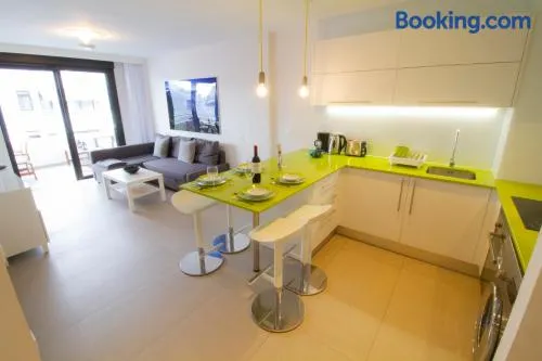 Charmant appartement de vacances avec jardin, piscine et internet haut débit | Vue jardin | Plage à proximité - Image 1