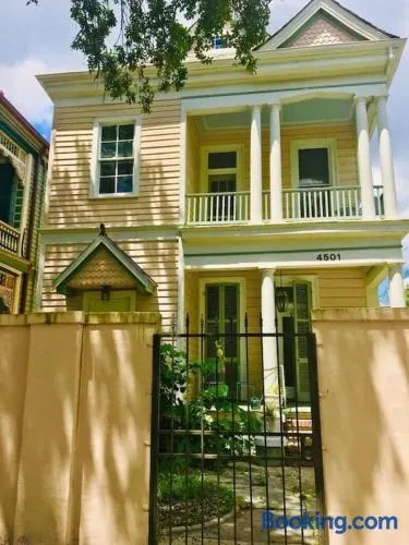 3BR Parisian Penthouse sleeps 5 w Balcony on Streetcar!! - Image 1
