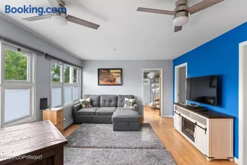 Cozy Anchorage Retreat 7 mins From Airport - Image 1