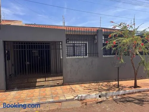 Casa espaçosa com ar em todos os quartos - Image 1