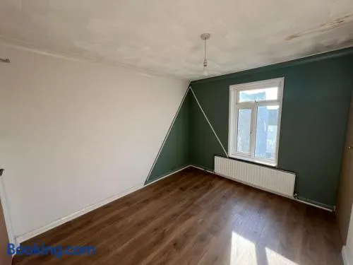 Gravesend Central - Spacious & Quiet Rooms - Image 1