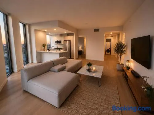 Highrise 2 bedroom 3 beds apt in Koreatown - Image 1