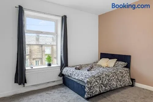 Unique 3 Bedrooms, 3 Ensuite, FREE WiFi, Private Parking - Image 1