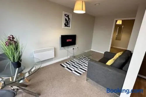 Stunning 2-bed Apartment in Salford - Image 1