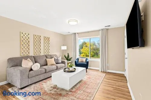 New! Charming Upper Unit in the Heart of Roseville - Image 1